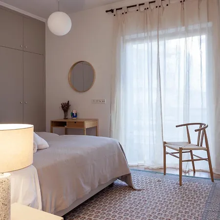 Hidden Gem - Elegant 2 Bedroom Flat *